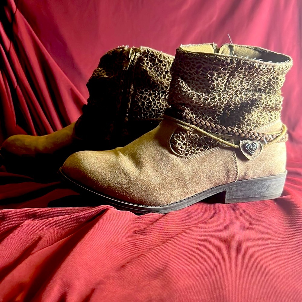 Maggie & Zoe brown boots